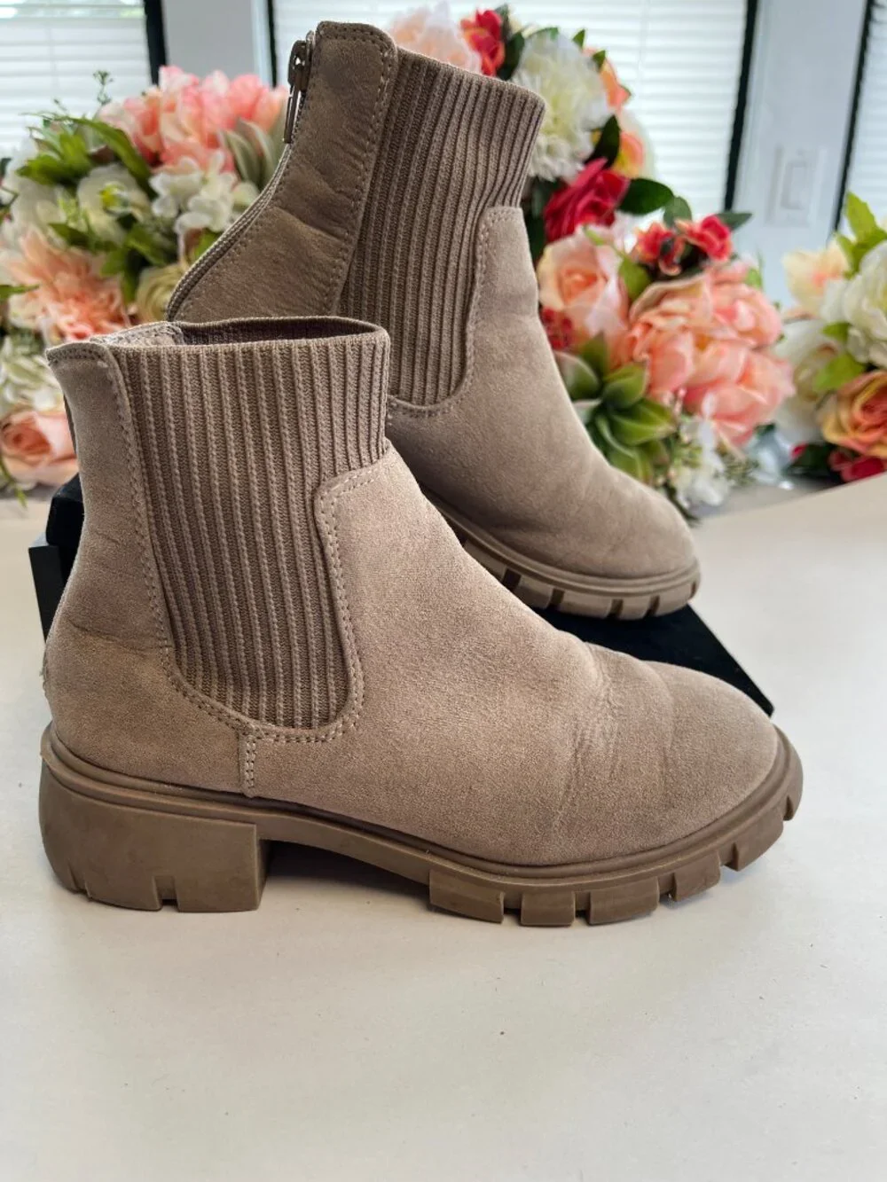 Steve Madden JHutch Taupe Lug Sole Chelsea Boots Girls Size 1